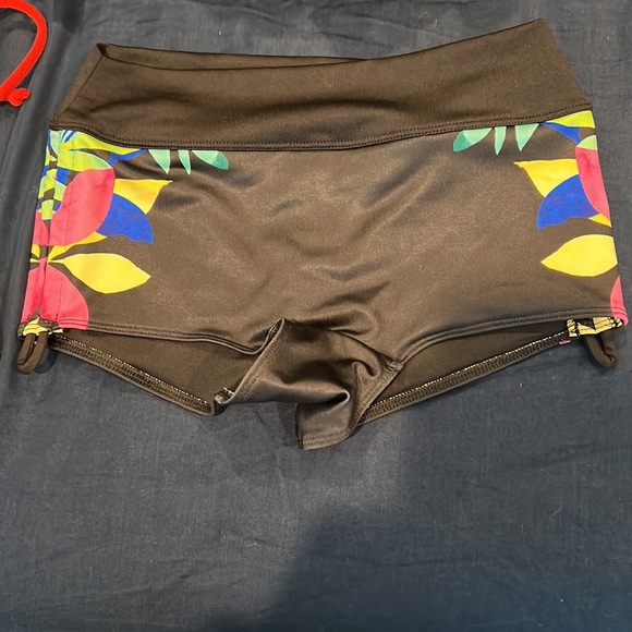 Gym to swim shortie - Picture 2 of 3